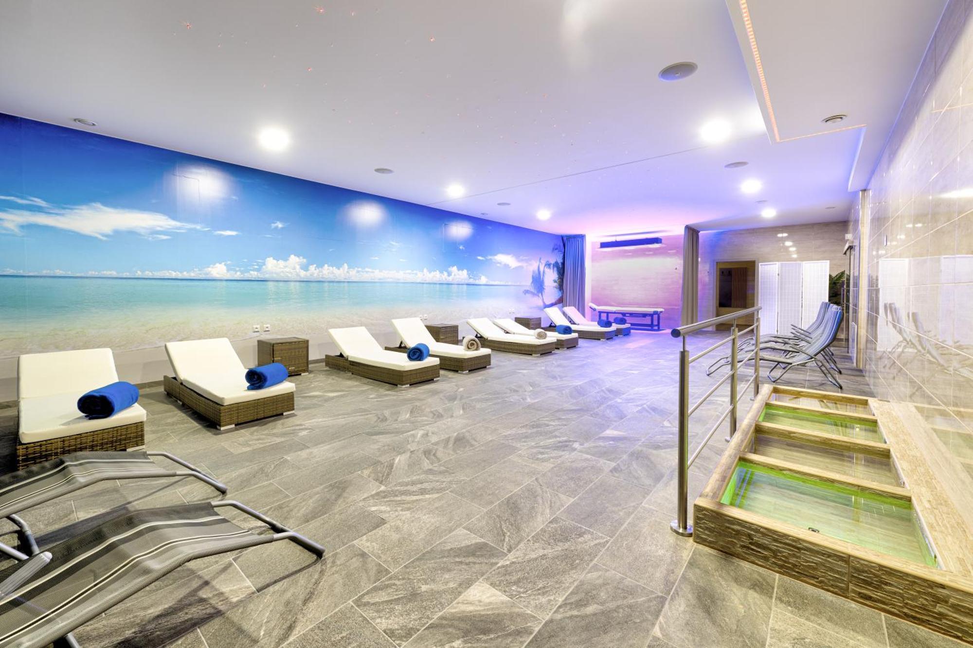 Typton Hotel&Spa Medzilaborce Exterior photo